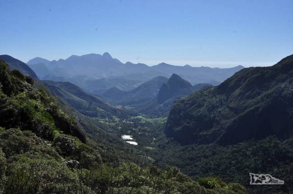 Subindo o Morro do Açu, a vista começa a ficar mais ampla na trilha que corta o Parque Nacional da Serra dos Órgãos, no Rio de Janeiro